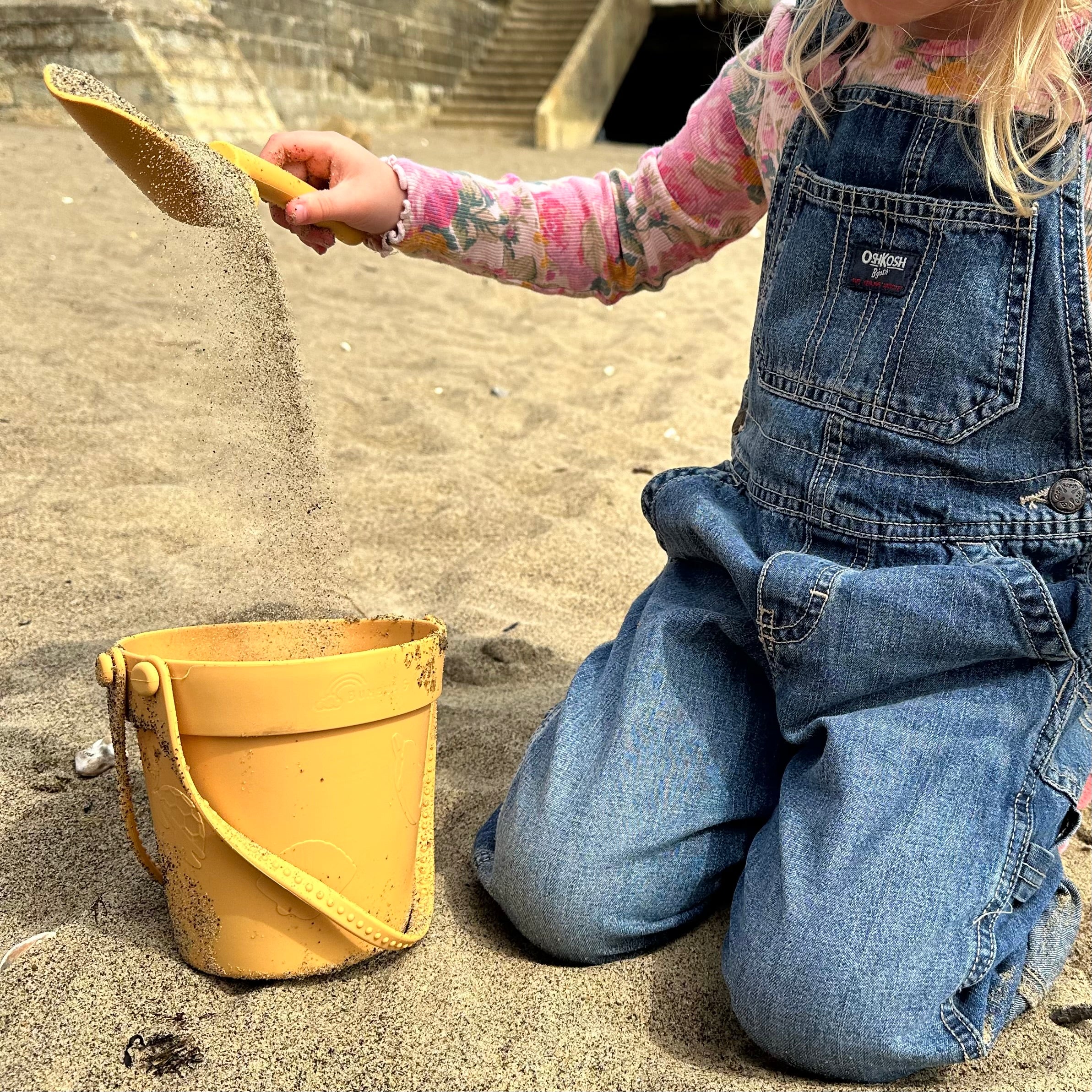 "Non-Toxic Pirate Gold Silicone Bucket and Spade Set – Safe, Durable Beach Toys for Kids"